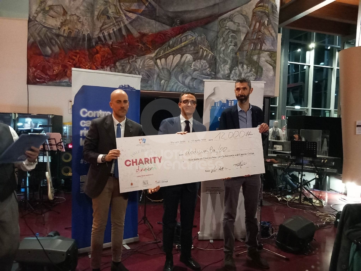 VENARIA - «Venaria Reale Charity Dinner»: 12mila euro alla Fondazione piemontese per la ricerca sul cancro - FOTO