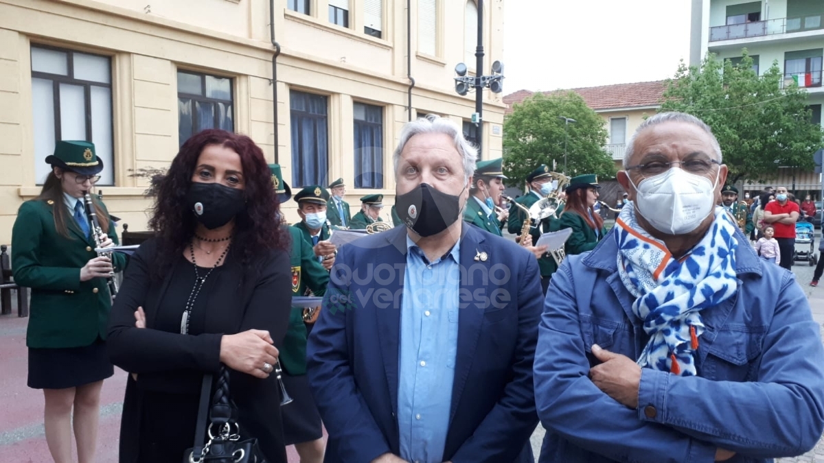 VENARIA - Con il municipio illuminato dal tricolore, la Città ha celebrato la Festa della Repubblica - FOTO