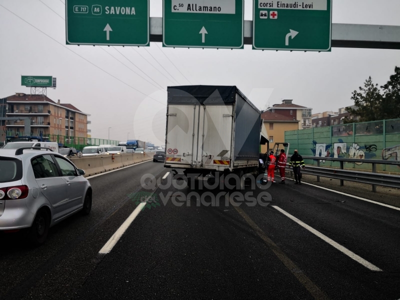 RIVOLI - Incidente in tangenziale: ferito autotrasportatore. Caos e lunghe code - FOTO