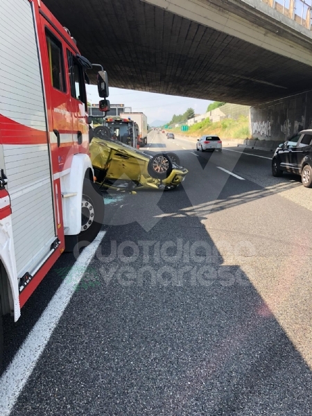 COLLEGNO - Incidente in tangenziale: tre veicoli coinvolti, un'auto ribaltata e quattro feriti