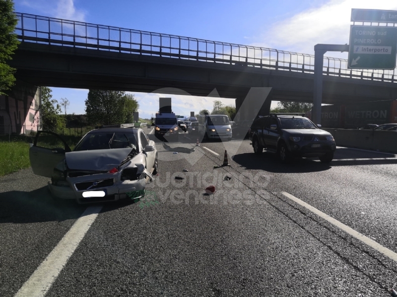 TANGENZIALE TORINO - Incidente a Collegno: tre auto coinvolte, tre feriti e traffico in tilt - FOTO