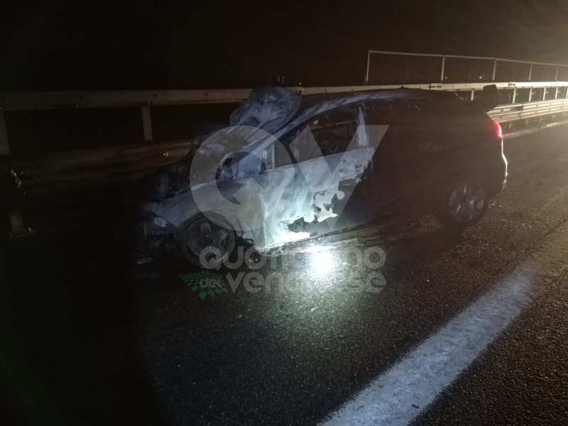 RIVOLI - Incidente in tangenziale: una macchina prende fuoco. Quattro persone rimaste ferite