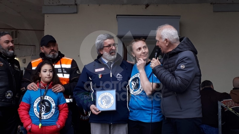 VENARIA - «Un motogiro per unire»: piazza Annunziata tinta di blu ha accolto centinaia di Harley