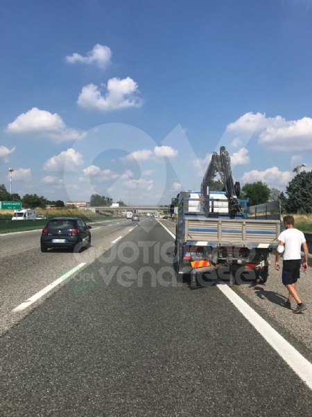 DELIRIO IN TANGENZIALE - Scontro fra due autocarri: un uomo incastrato, traffico bloccato