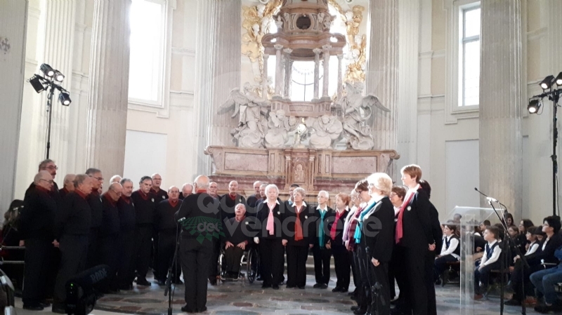 VENARIA - L'arcivescovo Nosiglia in visita a Sant'Uberto: protagoniste le scuole della città - FOTO