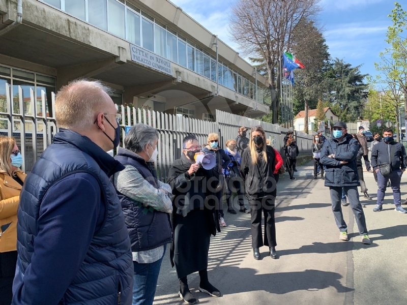 RIVOLI - Il commercio scende in piazza: «Siamo preoccupati per il nostro futuro» - FOTO