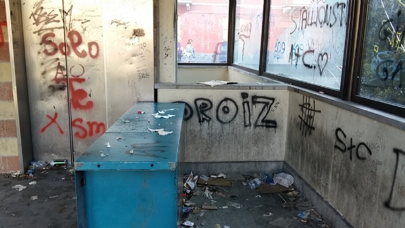 VENARIA - Il parcheggio Pettiti sempre più vittima del degrado