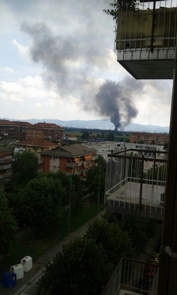 TORINO-BORGARO - Grave incendio in strada Villaretto: colonna di fumo nero altissima - FOTO