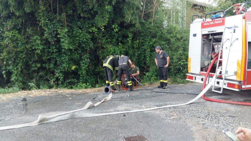 TORINO-BORGARO - Grave incendio in strada Villaretto: colonna di fumo nero altissima - FOTO