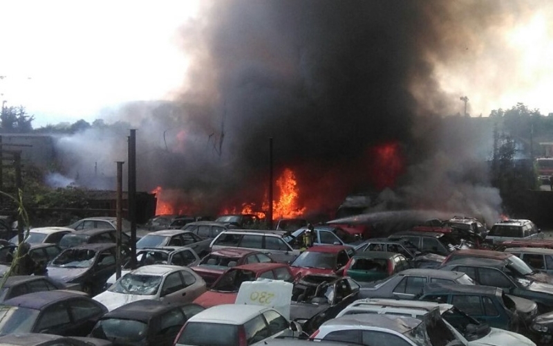 TORINO-BORGARO - Grave incendio in strada Villaretto: colonna di fumo nero altissima - FOTO