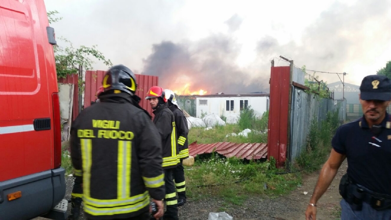 TORINO-BORGARO - Grave incendio in strada Villaretto: colonna di fumo nero altissima - FOTO