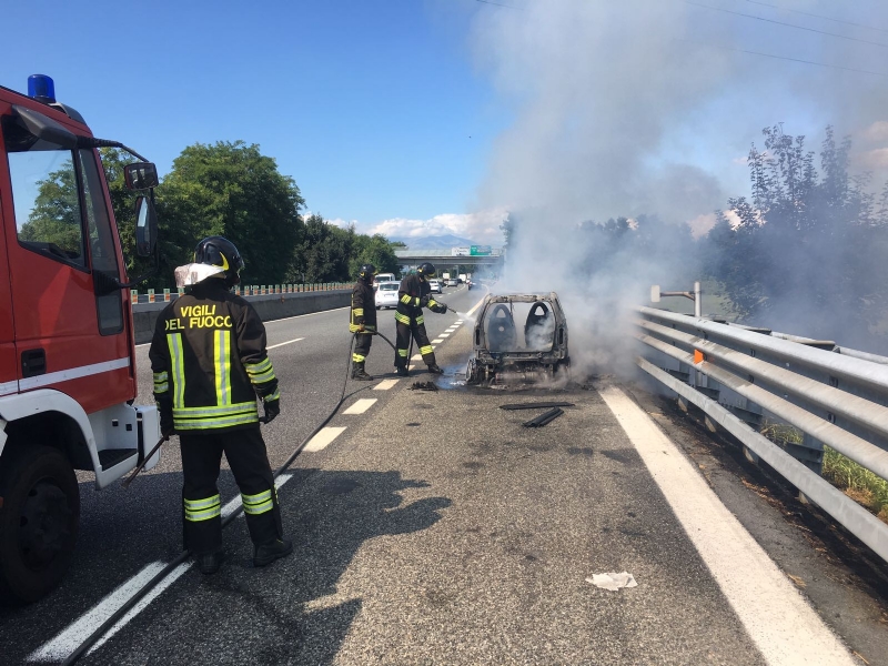 CASELLE - Smart distrutta dalle fiamme sul raccordo per l'aeroporto - FOTO E VIDEO