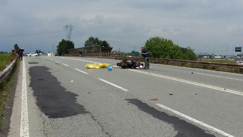BORGARO-TORINO - Camper pirata travolge e uccide un motociclista: si costituisce una donna rom - FOTO