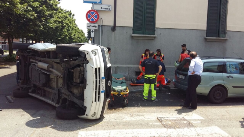 VENARIA - Ennesimo incidente stradale in corso Papa Giovanni: un ferito