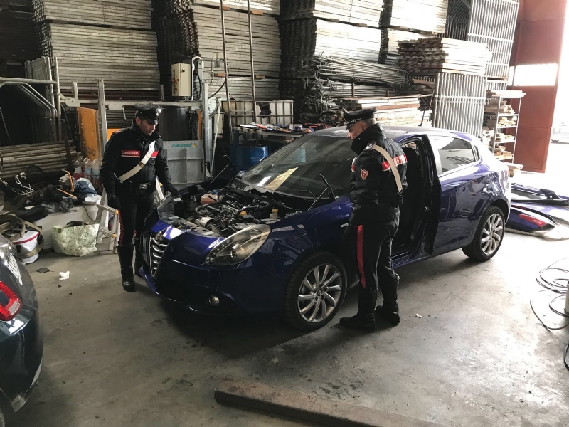 BORGARO-CASELLE-MAPPANO - Nell'officina abusiva venivano smontate le auto rubate: due arresti