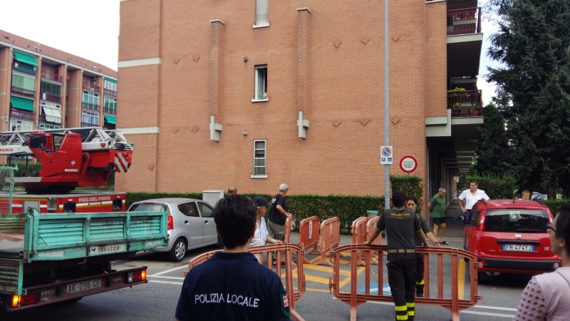 BORGARO - Paura per il crollo del paramano di un palazzo - VIDEO