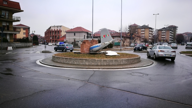 BORGARO - Teppisti in azione: vandalizzato il monumento al Grande Torino - LE FOTO