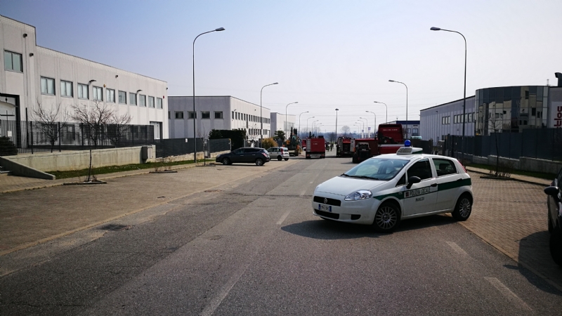 PIANEZZA - Incendio alla «Omnia Recuperi»: situazione sotto controllo. Arpa: «nessun pericolo»