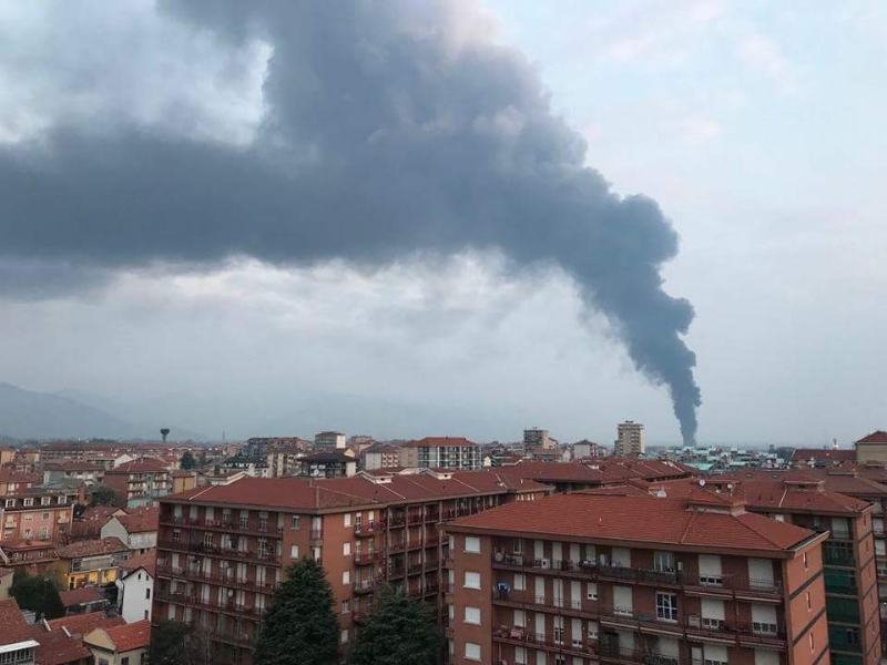 PIANEZZA-COLLEGNO - A fuoco i capannoni della ditta «Omnia Recuperi» di strada Signagatta