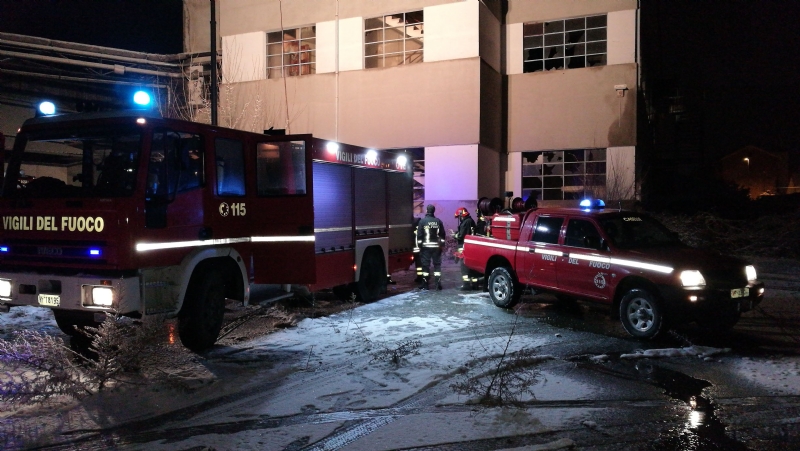 BORGARO - Incendio in una fabbrica abbandonata in via Armando Diaz