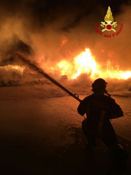 PIANEZZA-COLLEGNO - A fuoco i capannoni della ditta «Omnia Recuperi» di strada Signagatta