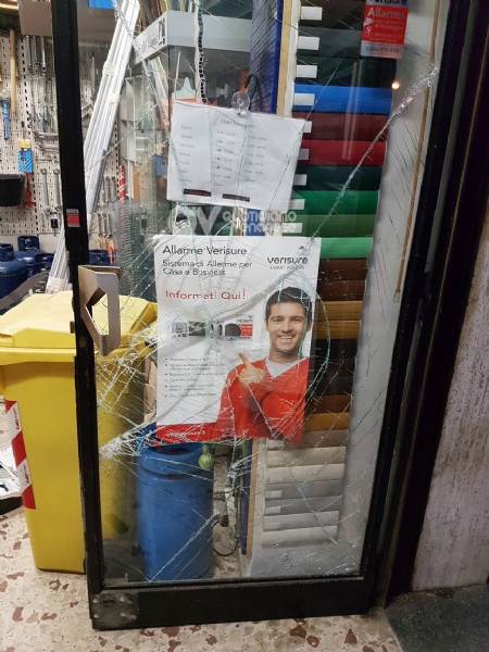 BORGARO - Ladri svaligiano la ferramenta: secondo colpo identico in meno di un mese - FOTO