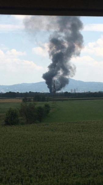 TORINO-BORGARO - Grave incendio in strada Villaretto: colonna di fumo nero altissima - FOTO