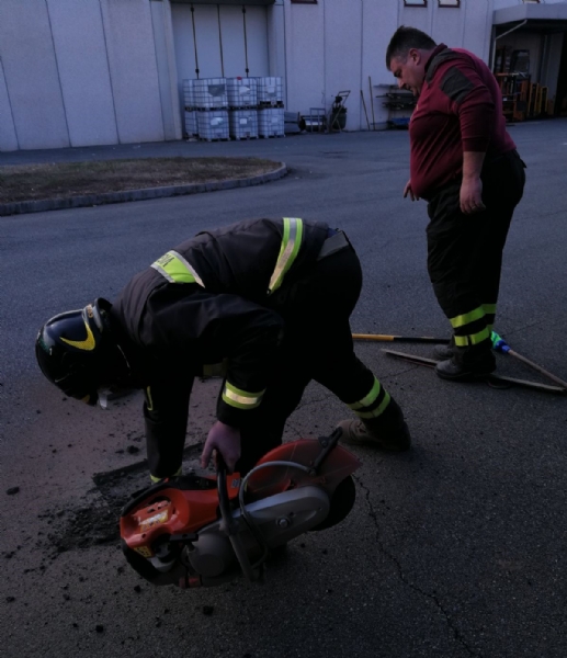 CASELLE - Tre cani incastrati in un tubo rischiano di morire: salvati dai vigili del fuoco - FOTO