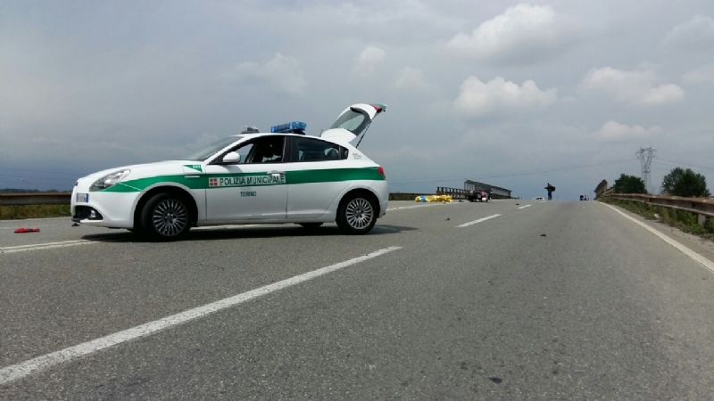BORGARO-TORINO - Camper pirata travolge e uccide un motociclista: si costituisce una donna rom - FOTO