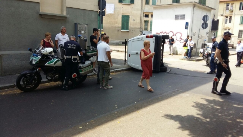 VENARIA - Ennesimo incidente stradale in corso Papa Giovanni: un ferito