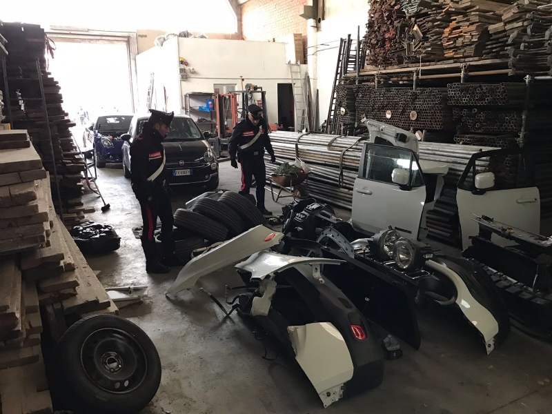 BORGARO-CASELLE-MAPPANO - Nell'officina abusiva venivano smontate le auto rubate: due arresti