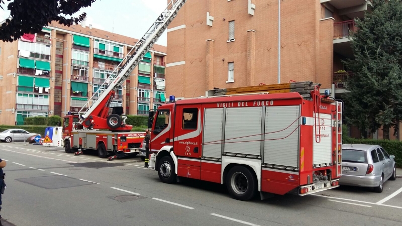 BORGARO - Paura per il crollo del paramano di un palazzo - VIDEO