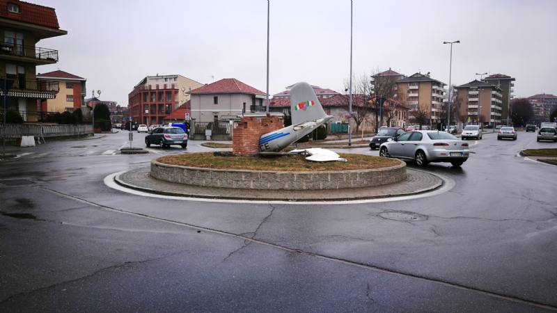 BORGARO - Teppisti in azione: vandalizzato il monumento al Grande Torino - LE FOTO