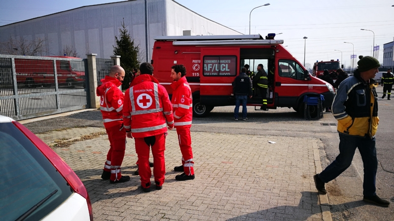 PIANEZZA - Incendio alla «Omnia Recuperi»: situazione sotto controllo. Arpa: «nessun pericolo»