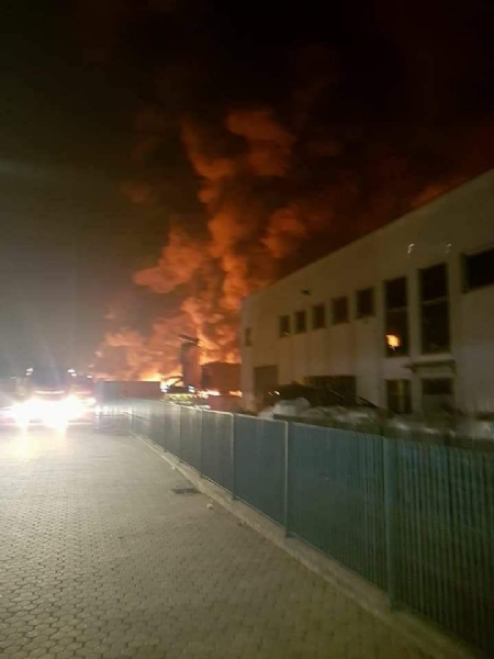 PIANEZZA-COLLEGNO - A fuoco i capannoni della ditta «Omnia Recuperi» di strada Signagatta