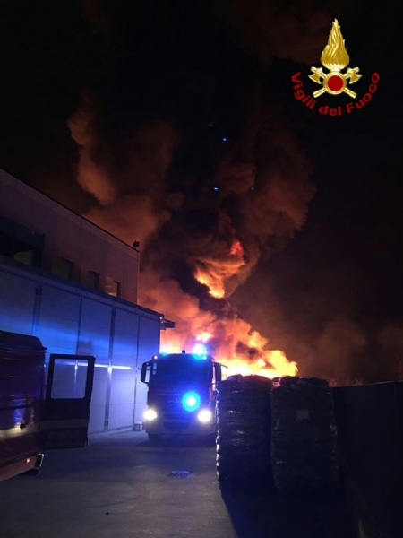 PIANEZZA-COLLEGNO - A fuoco i capannoni della ditta «Omnia Recuperi» di strada Signagatta