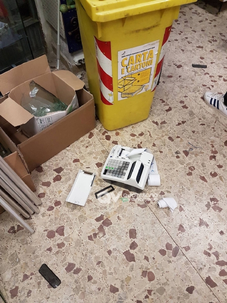 BORGARO - Ladri svaligiano la ferramenta: secondo colpo identico in meno di un mese - FOTO