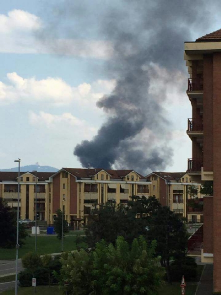 TORINO-BORGARO - Grave incendio in strada Villaretto: colonna di fumo nero altissima - FOTO