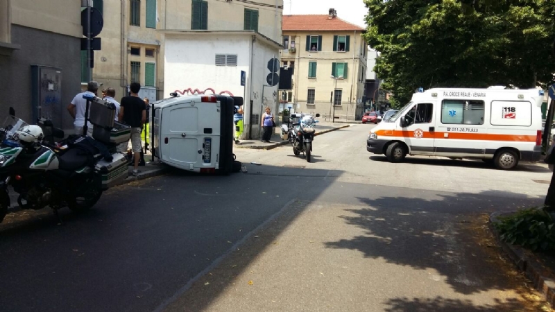 VENARIA - Ennesimo incidente stradale in corso Papa Giovanni: un ferito