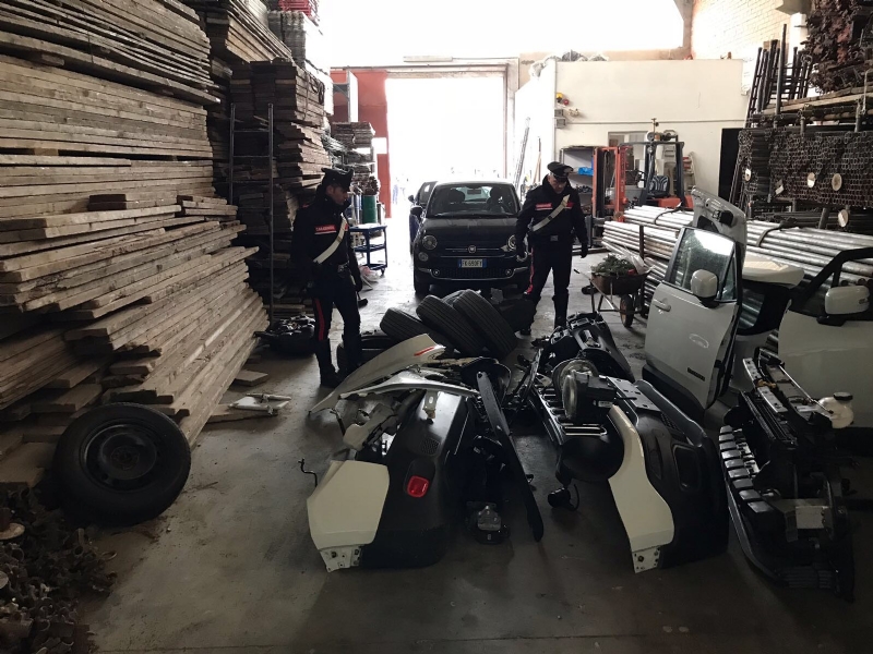 BORGARO-CASELLE-MAPPANO - Nell'officina abusiva venivano smontate le auto rubate: due arresti