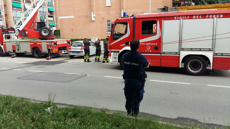 BORGARO - Paura per il crollo del paramano di un palazzo - VIDEO