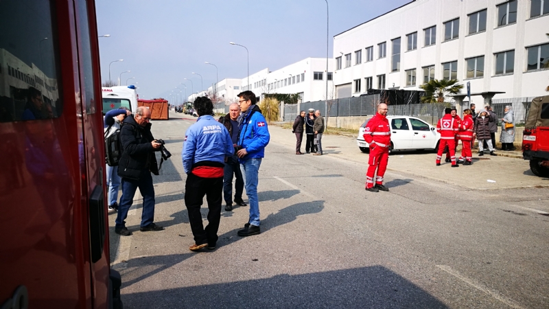 PIANEZZA - Incendio alla «Omnia Recuperi»: situazione sotto controllo. Arpa: «nessun pericolo»