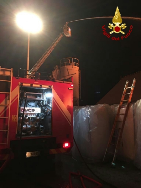 PIANEZZA-COLLEGNO - A fuoco i capannoni della ditta «Omnia Recuperi» di strada Signagatta