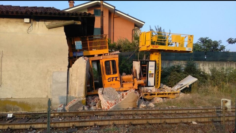 LINEA TORINO-CERES - Treno in manovra finisce contro un muro: chiusa la stazione Gtt di Cirié