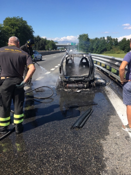 CASELLE - Smart distrutta dalle fiamme sul raccordo per l'aeroporto - FOTO E VIDEO