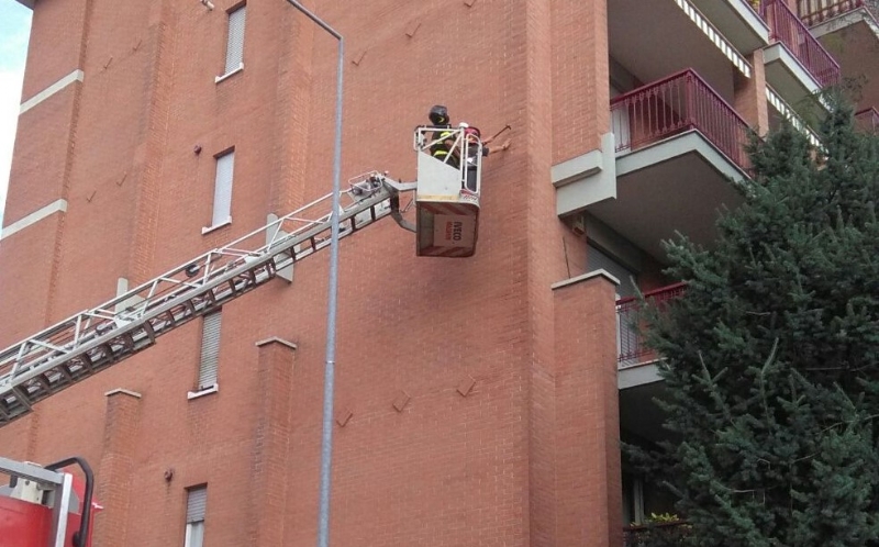 BORGARO - Paura per il crollo del paramano di un palazzo - VIDEO