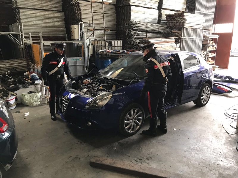 BORGARO-CASELLE-MAPPANO - Nell'officina abusiva venivano smontate le auto rubate: due arresti