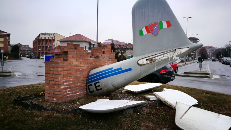 BORGARO - Teppisti in azione: vandalizzato il monumento al Grande Torino - LE FOTO