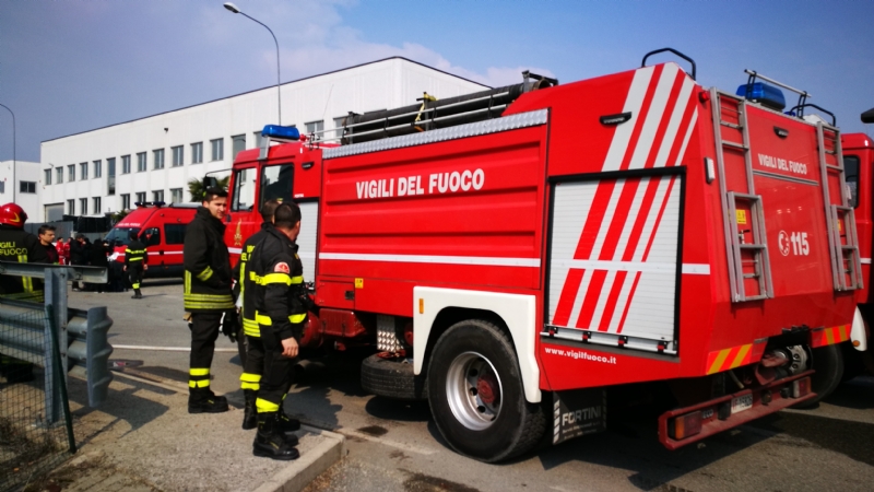 PIANEZZA - Incendio alla «Omnia Recuperi»: situazione sotto controllo. Arpa: «nessun pericolo»