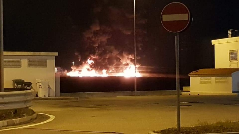 PIANEZZA-COLLEGNO - A fuoco i capannoni della ditta «Omnia Recuperi» di strada Signagatta